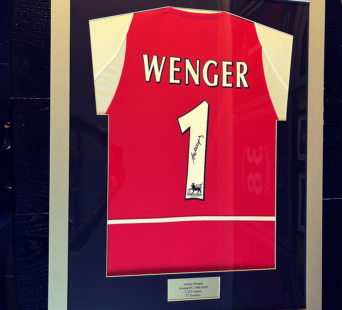bkframing's tweet image. Another piece ready for delivery to a satisfied customer. 

Service includes mounting, framing &amp;amp; personalised silver plaque.Sourced and acquired the shirt on behalf of the customer.

Contact for free quote - DM this account or email killick78@hotmail.co.uk

#bkframing #idealgift