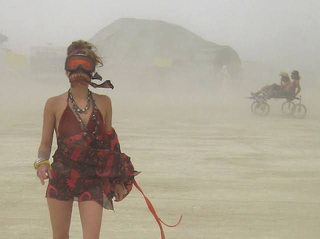 eolorr's tweet photo. Atualmente, mais de 70 MIL PESSOAS estão PRESAS no festival Burning Man, realizado nos EUA, devido às inundações e ao lamaçal que tomaram conta do local. As pessoas estão precisando economizar comida, combustível e água, porque a região está inacessível. 🧶👇🏽 https://t.co/lcoul6sT0y