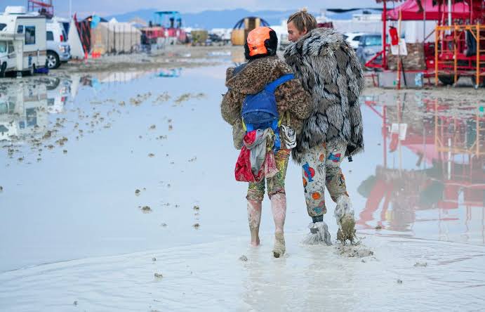 eolorr's tweet photo. Atualmente, mais de 70 MIL PESSOAS estão PRESAS no festival Burning Man, realizado nos EUA, devido às inundações e ao lamaçal que tomaram conta do local. As pessoas estão precisando economizar comida, combustível e água, porque a região está inacessível. 🧶👇🏽 https://t.co/lcoul6sT0y