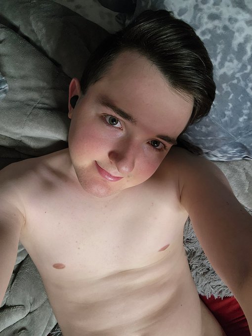 Hey guys I'm now live on chaturbate https://t.co/jCimYzbDV9