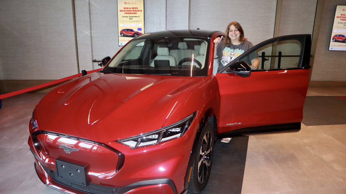 resortsworld_hv's tweet photo. Congratulations to Lori P. from Poughkeepsie, NY who won our 2023 Electric @FordMustang Mach-E!
Thank you to everyone who came out for our drawing tonight and congratulations to our other winners!
#RWHV #RWHudsonValley #Casino #FordMustang #ItsANewWorld #BringFriends https://t.co/WrXGsoeZUp