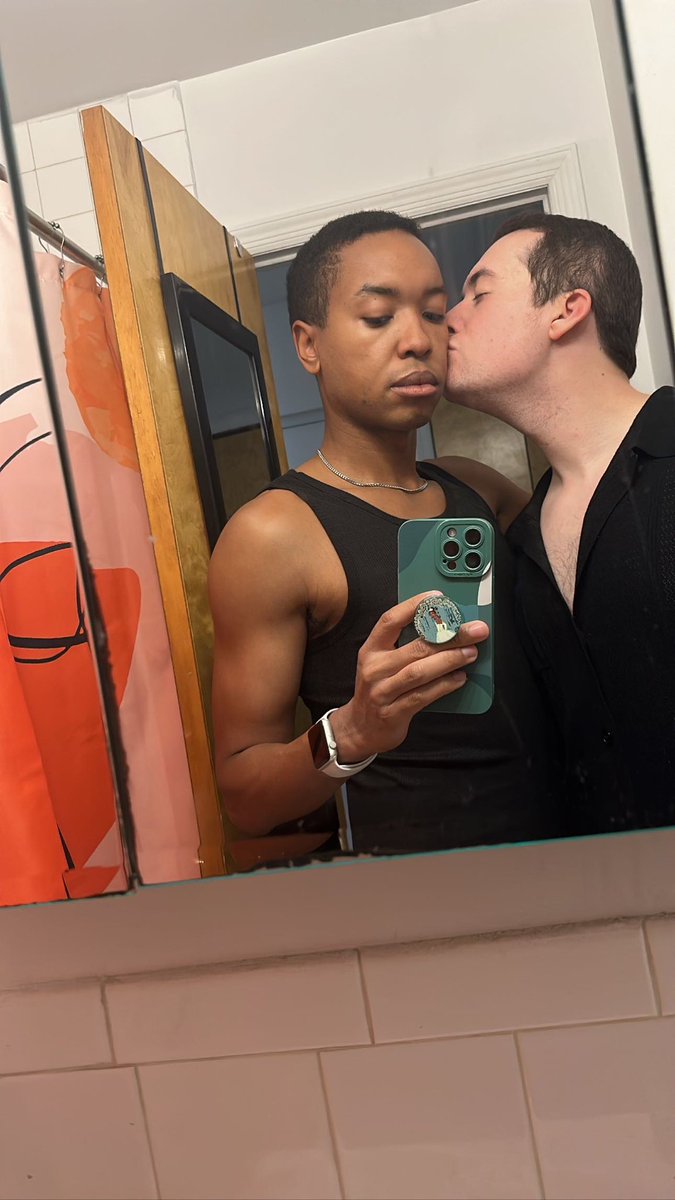 Lephate's tweet photo. starting the tiana popsocket https://t.co/t5VP6iWFUJ