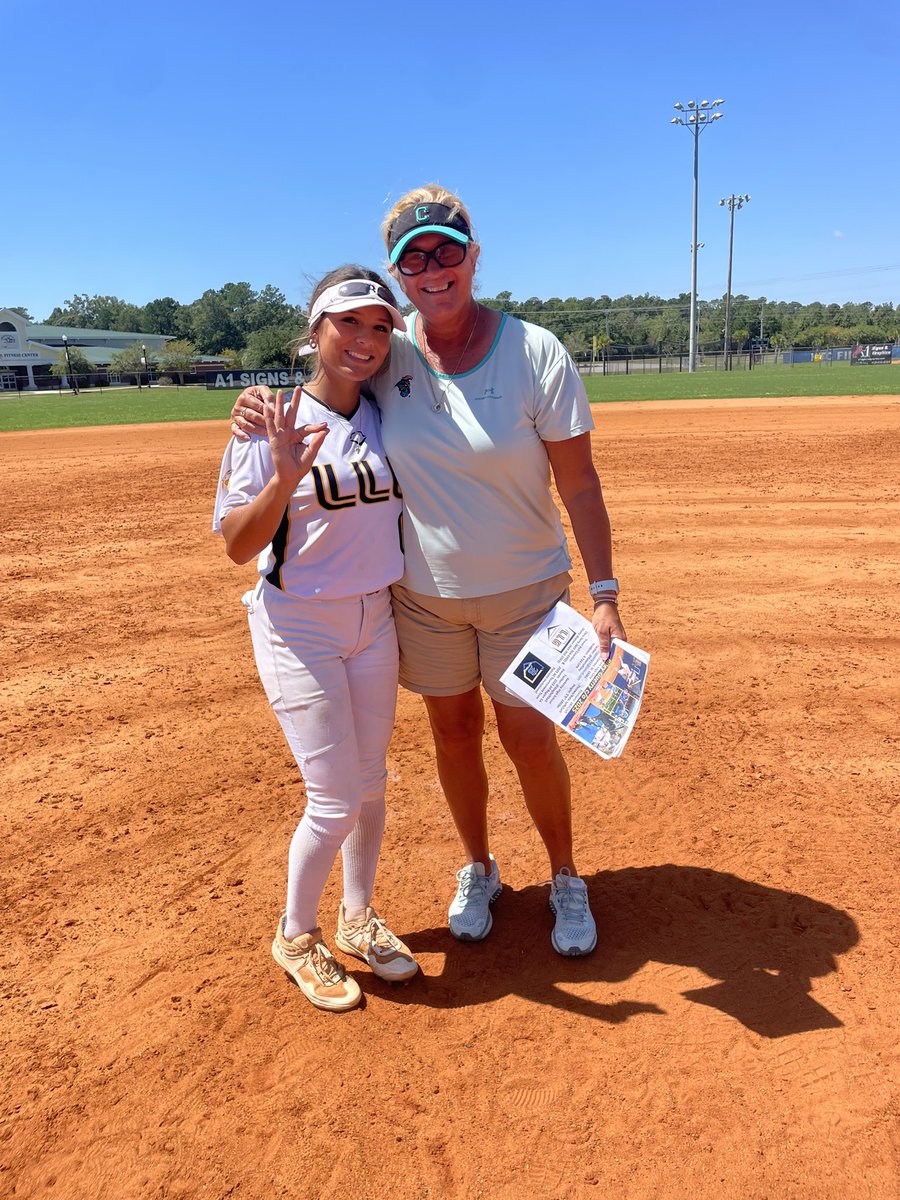 Reesewatson2025's tweet photo. Second camp at Coastal was a blast! I even got to see my hometown Chanticleer, Raelee Brabham! @StagSoftball @PTA_Pinnacle @peytonelzey11 @CoastalSoftball https://t.co/h9HT3eg1jg