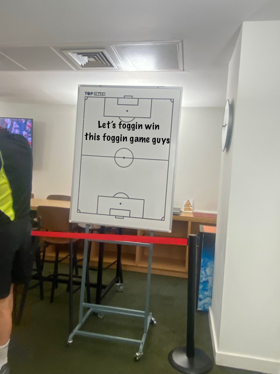 AFCCrown's tweet image. Mad what I saw in Arteta’s office before the game, WE’RE GUNNA WIN THIS FOGGIN LEAGUE GUYS