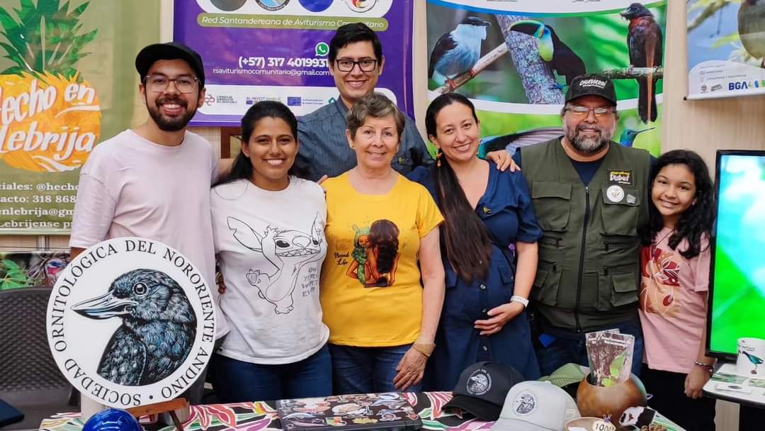 RedAviturismo's tweet photo. Así se vivió nuestra participación en @Ulibro , mil gracias a quienes  nos  visitaron y escucharon hablar de las aves de Santander y nuestras rutas de observación de Aves en Santander. Mil gracias por el apoyo @CCBucaramanga . https://t.co/NVEVxHZTFf
