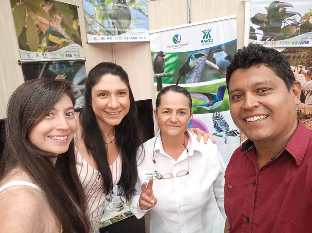 RedAviturismo's tweet photo. Así se vivió nuestra participación en @Ulibro , mil gracias a quienes  nos  visitaron y escucharon hablar de las aves de Santander y nuestras rutas de observación de Aves en Santander. Mil gracias por el apoyo @CCBucaramanga . https://t.co/NVEVxHZTFf