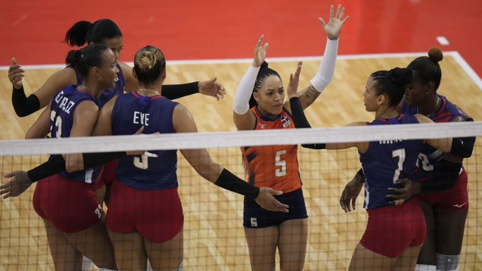 EJLantigua's tweet photo. Victoria de #LasReinasdelCaribe 🇩🇴 sobre Estados Unidos 🇺🇸y se coronan campeonas del NORCECA Women’s Continental Championship 2023.

Ganaron 3 set por dos (12-25, 25-21, 19-25, 25-19 y 15-13)

🏆República Dominicana 🇩🇴 
🥈Estados Unidos 🇺🇸
🥉Canadá 🇨🇦

@VoleiFemRD https://t.co/uGWk9q4gz7