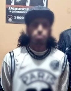 PoliciaEcZona9's tweet image. OPERATIVOS ANTIDELINCUENCIALES

Ejecutados en Colinas y Guayllabamba #DMQ, dejaron como resultado la aprehensión de un ciudadano por el delito de tenencia ilegal de sustancias sujetas a fiscalización y el decomiso de 2 armas de fuego.

#NuestroTrabajoContinúa