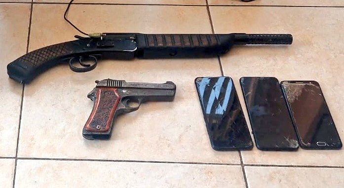 PoliciaEcZona9's tweet image. OPERATIVOS ANTIDELINCUENCIALES

Ejecutados en Colinas y Guayllabamba #DMQ, dejaron como resultado la aprehensión de un ciudadano por el delito de tenencia ilegal de sustancias sujetas a fiscalización y el decomiso de 2 armas de fuego.

#NuestroTrabajoContinúa