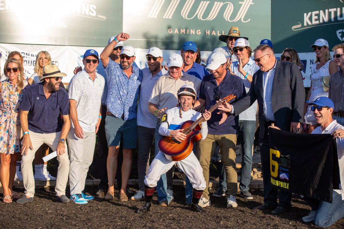 Congratulations to the connections of ANGLOPHILE on a big victory in the G3 $1 million @NTLRacing Dueling Grounds Derby! Lots of enthusiasm in that winners circle with jockey <a href="/decky_cann/">Declan Cannon</a>, owner <a href="/LFGracing/">LFG Racing</a> and trainer <a href="/BLynchRacing/">Brian Lynch Racing 🦘</a>!

#TheFanDuelMeetatKD