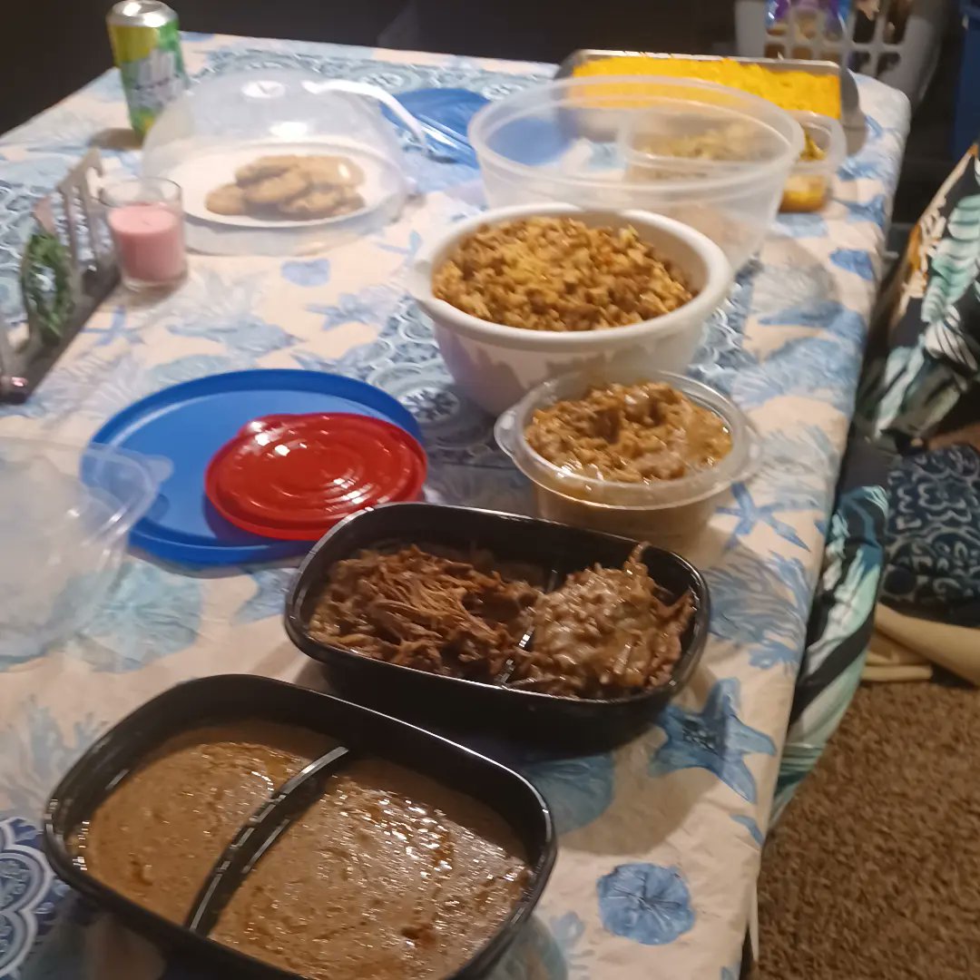 sharmin_turner's tweet photo. I cooked Sunday and Monday's dinner 
Roast and gravy , smothered cube steak onion and gravy , dirty rice , macaroni and cheese,  green beans and potatoes,  chocolate chips cookies for snack .

#sundaydinner #roastbeef #cubesteak #greenbeans https://t.co/gSJCJrXk1U