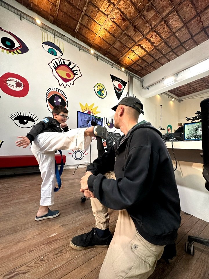 Conoce a JUAN, tiene 9 años y un cinturón azul que prueba que es el niño con las patadas más potentes 🥋

¿Se puede matar a alguien con una patada de Teakwon-Do? Mira la entrevista completa y averígualo ⚡️

youtu.be/8wwKxNuNGag?si… 📍