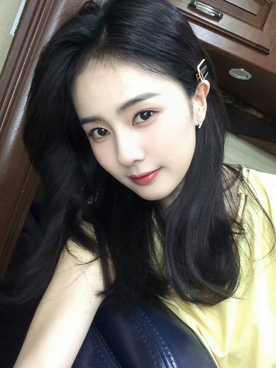 bailu0923's tweet photo. 23.09.03   via Weibo: #白鹿资讯站 

#今日鹿透 漂亮女孩白鹿的自拍来咯🤫百分百新鲜🍍无添加😋
   
#白鹿 #白梦妍 #鹿鹿 #BaiLu #BaiMengYan #bmy #Lulu #バイルー #バイメンギャン #백록 #바이루 #백몽연 #루루 #ไป๋ลู่ #BạchLộc #bailu0923 #daily #selfie #일상 #셀카 #wink #���크 #beauty https://t.co/apjLS0uYGQ
