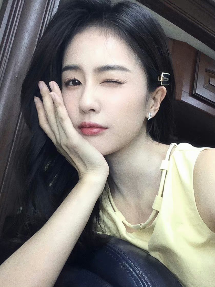 bailu0923's tweet photo. 23.09.03   via Weibo: #白鹿资讯站 

#今日鹿透 漂亮女孩白鹿的自拍来咯🤫百分百新鲜🍍无添加😋
   
#白鹿 #白梦妍 #鹿鹿 #BaiLu #BaiMengYan #bmy #Lulu #バイルー #バイメンギャン #백록 #바이루 #백몽연 #루루 #ไป๋ลู่ #BạchLộc #bailu0923 #daily #selfie #일상 #셀카 #wink #���크 #beauty https://t.co/apjLS0uYGQ