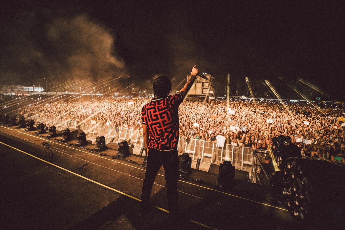 LTHQItaly's tweet photo. Esattamente un anno fa, Louis chiudeva il suo tour mondiale in Italia.
Esattamente un anno fa, Louis ci ha cantato in anteprima mondiale #BiggerThanMe

C'è chi piange e chi mente https://t.co/gPShi6GVxE