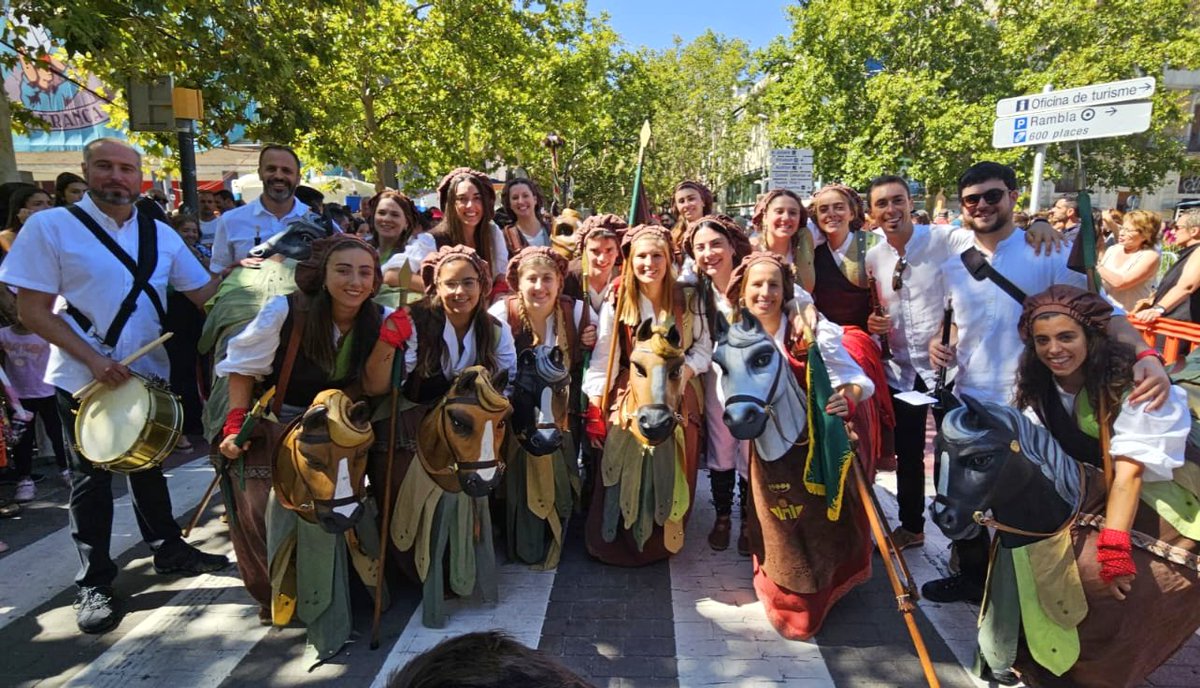 FM de Vilafranca 2023 superada!
Realment impossible no passar-ho bé amb aquestes <a href="/BallCotoninesVP/">Cotonines de Vilafranca</a> ! 
Han estat 32 balls d cotonines, 32 nusos, 40 angleses, 26 pavanes i 22 serps q hem bufat i heu ballat!
Gràcies x la vostra complicitat, cotonines!
Bon any!
#fmvila #elsvinardells