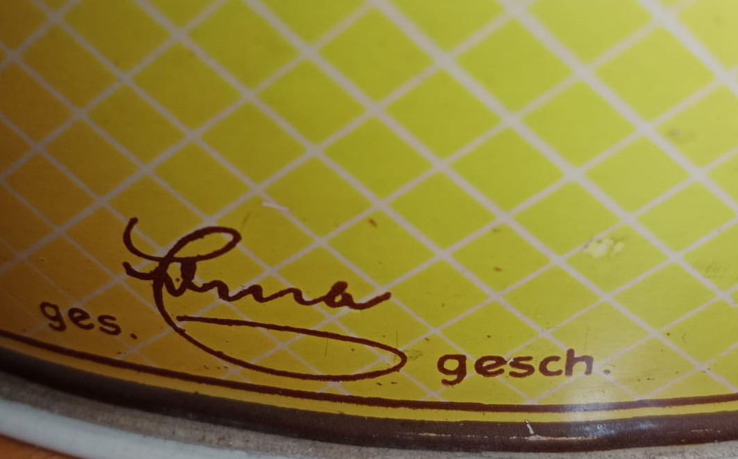 RalphStahl4's tweet photo. Kennt jemand dieses alte #Markenzeichen? Es befindet sich auf einem Spiel, möglicherweise frühe DDR. https://t.co/Vr6mWOo3EW