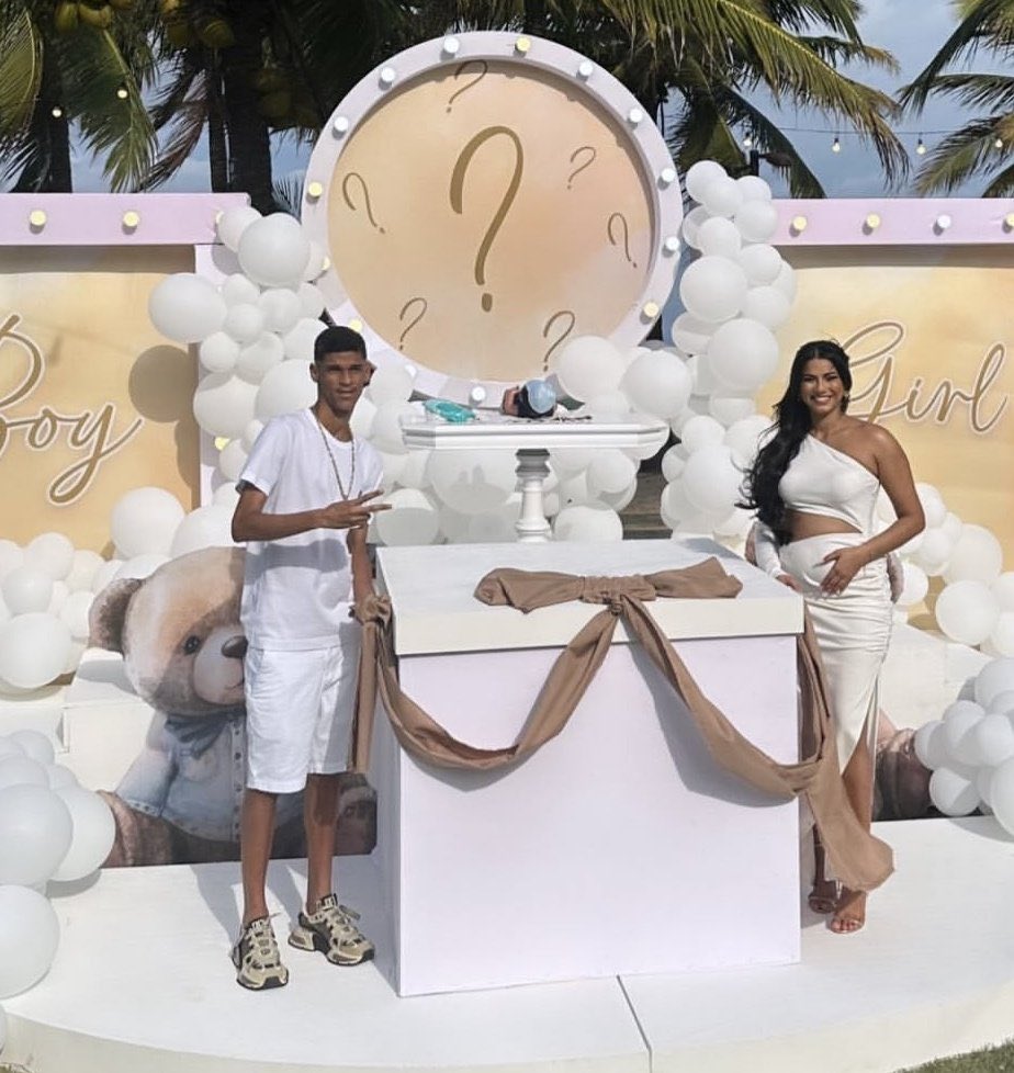 siteptbr's tweet image. 🚨🚨🚨 Luva de Pedreiro realmente vai ser pai e está agora fazendo o chá revelação da criança.