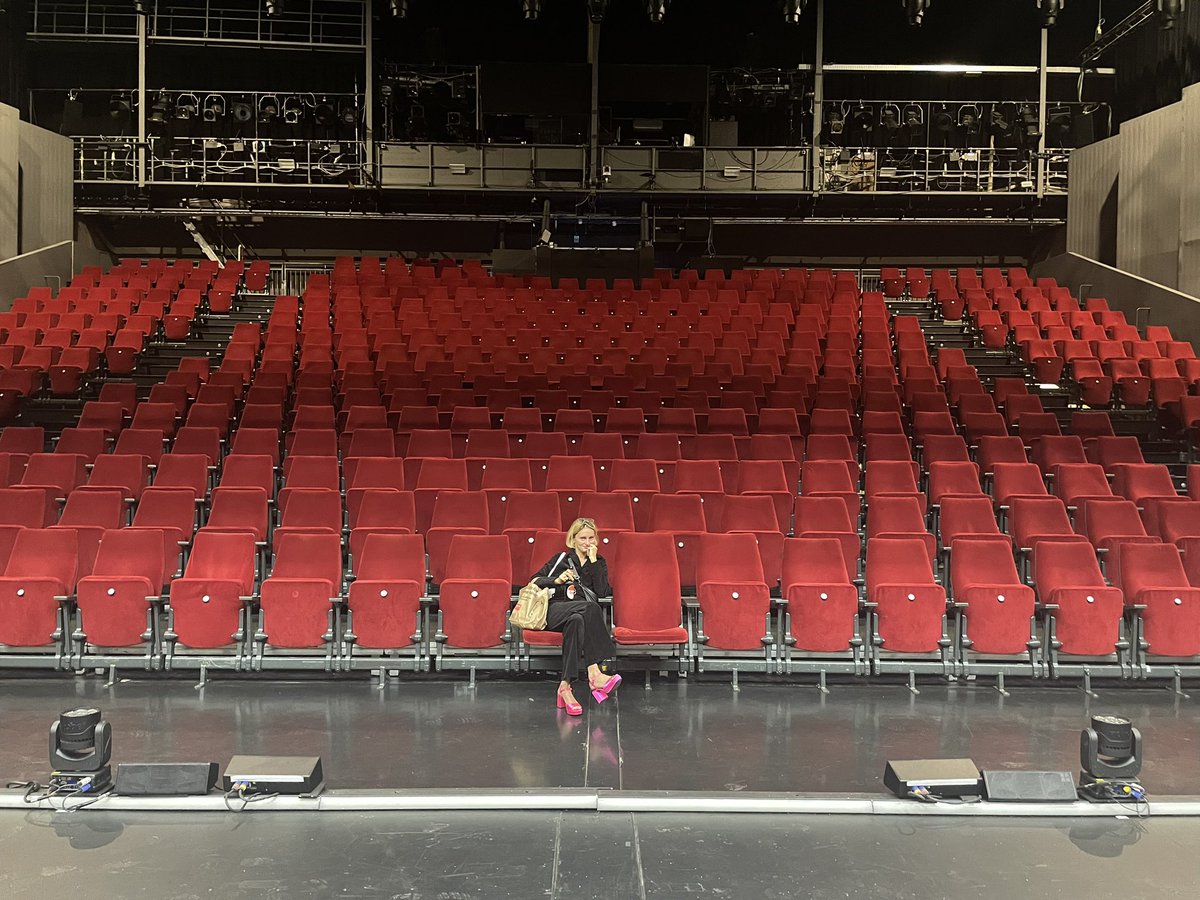 LeaGoebel's tweet photo. Mit der fantastischen Premiere von Yazdgerds Tod sind gestern sechs Jahre @schauspielkoeln zu Ende gegangen, merci, es war ein Fest🙏 https://t.co/MqNH00FfnF