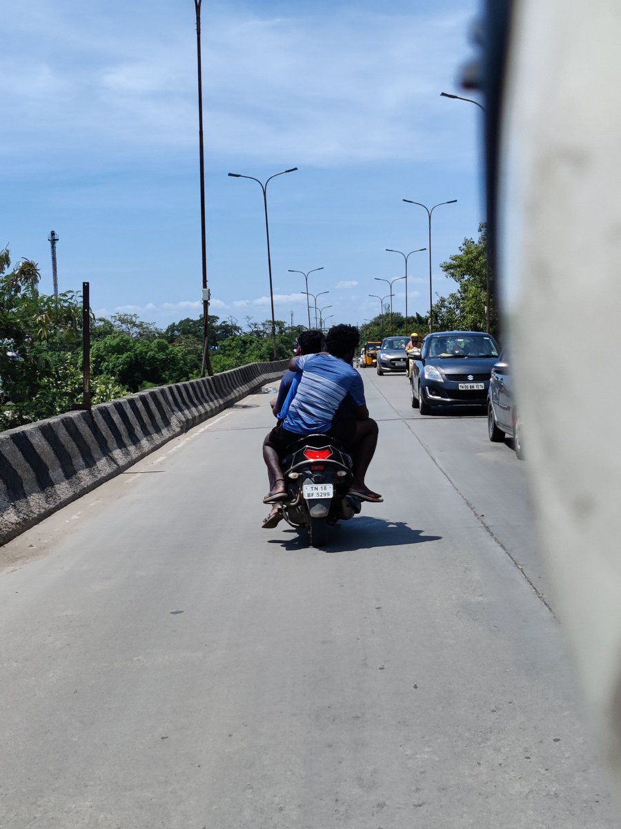 @ChennaiTraffic @avadipolice 
TN 18 BF 5299
1. Triple Riding
2. No Helmets

Location - Karukku Flyover, Pattaravakkam
Time - 10:50 am
Date - 03/09/23
