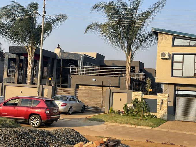 AdvoBarryRoux's tweet photo. The number of Cash in transit Robbers killed in the Makhado shootout with police has risen to 19. 17 are male, 2 are female. This is the house where Cash in transit Robbers were shot dead in Makhado, Limpopo not the house that is trending on Social Media. https://t.co/YH9rD1XPqN