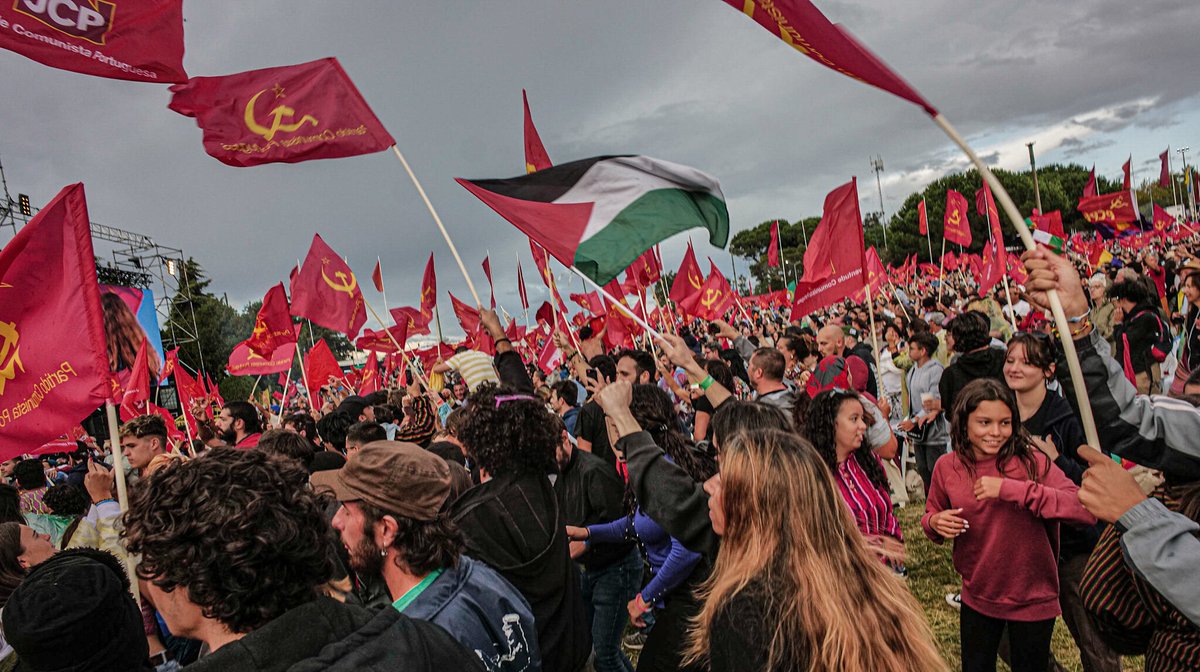 festaavante's tweet photo. Antes, durante e depois da Festa, este é o partido que está na luta ao teu lado todos os dias. Vem construir um futuro melhor connosco. #naohafestacomoesta #festadoavante #pcp https://t.co/A3p5Gwgqjt