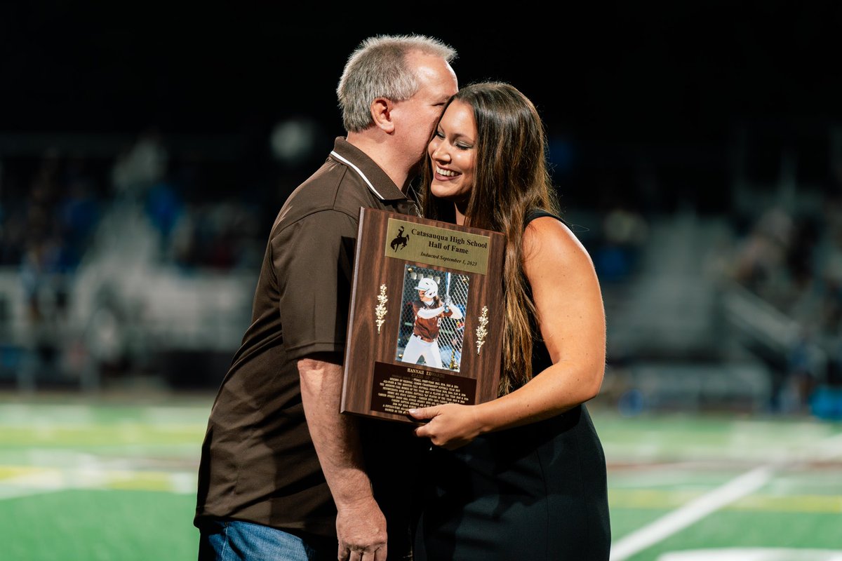 hanedwards08's tweet photo. What a humbling experience to go back to my hometown to get inducted into the Hall of Fame. 🤎

Such a special moment for my family - especially when my dad presented me the award.

And in true academic advisor fashion, the night ended with a FaceTime from a student to talk HW 😂 https://t.co/jUMDWNYHkz