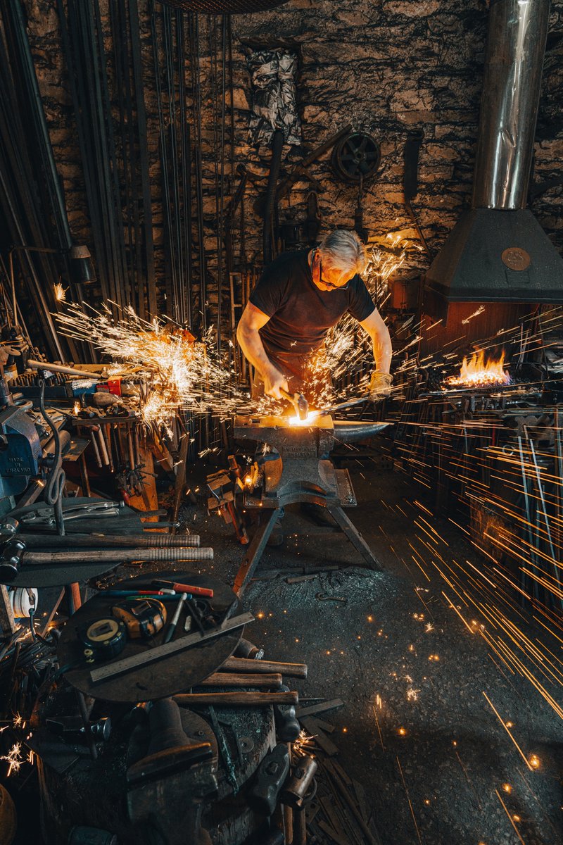 milennialdean's tweet photo. Do you use AI in your content creation workflow? 

Listening to @dakotajeane The Social Media Manager Podcast; a great analogy by Aaron Gough . 

To paraphrase, 'AI is like a hammer, a hammer can't build a house. But good luck building a house without a hammer.' #ContentCreator https://t.co/5i5mp8qztl