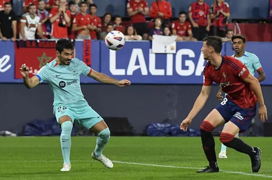 Boncopdefail's tweet image. Em pregunto quants mesos trigarà Ilkay Gündogan a cansar-se de tirar desmarcades en profunditat sense que el vegin i posar-se a demanar la pilota al peu com la resta de companys. Hi ha una llarga llista de jugadors del Barça que ja han passat per aquest procés.