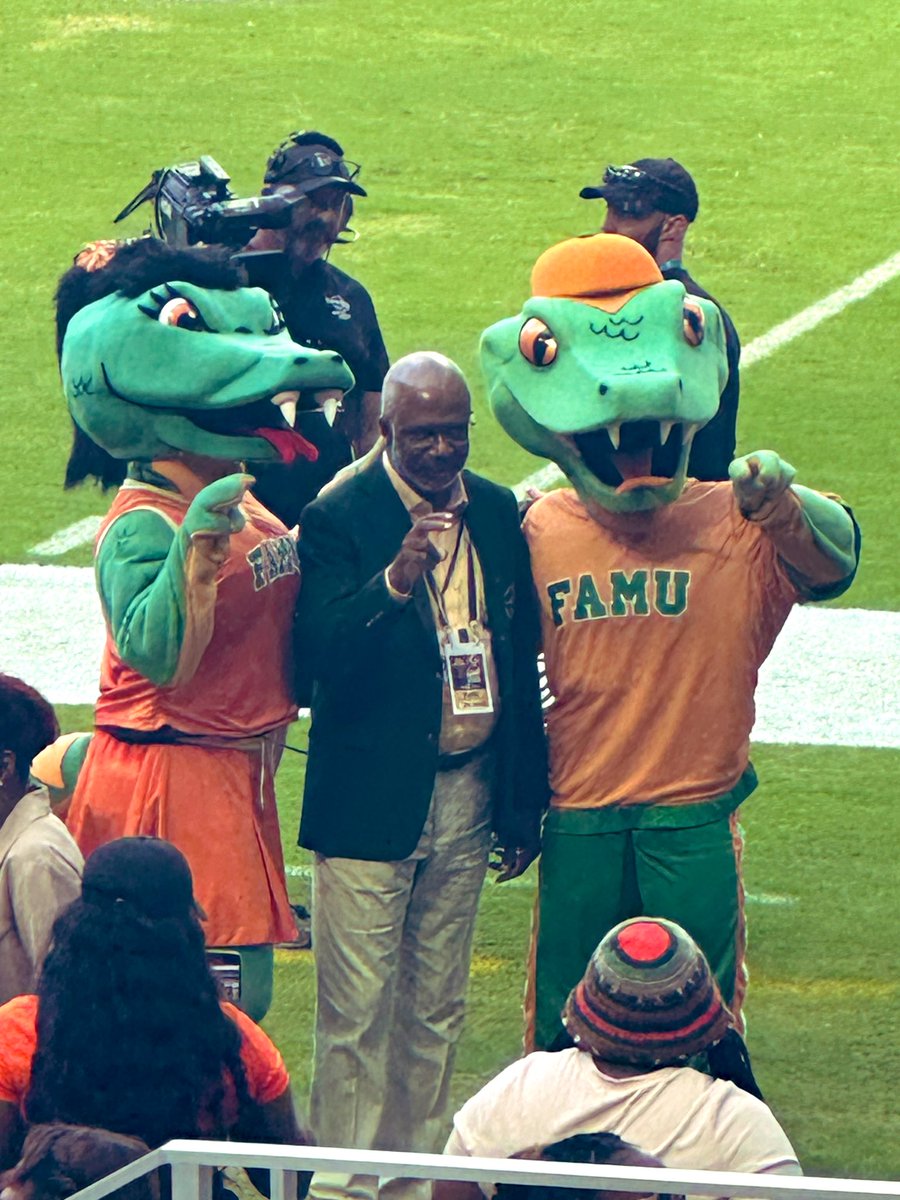 Hello Dr <a href="/LRobinsonFAMU/">Larry Robinson</a> and the Venoms 👋🏾🐍🐍#FangsUp #RattlerNation