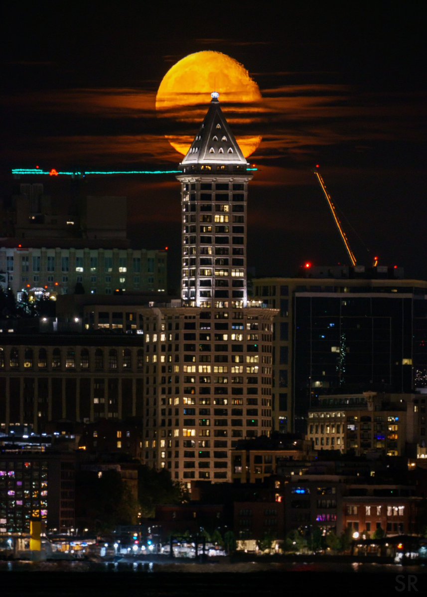 kiwibacon's tweet photo. The Smith Tower and the Moon were looking mighty nice last night. #seattle #moonrise #smithtower #pnw https://t.co/wPsMqI0m04