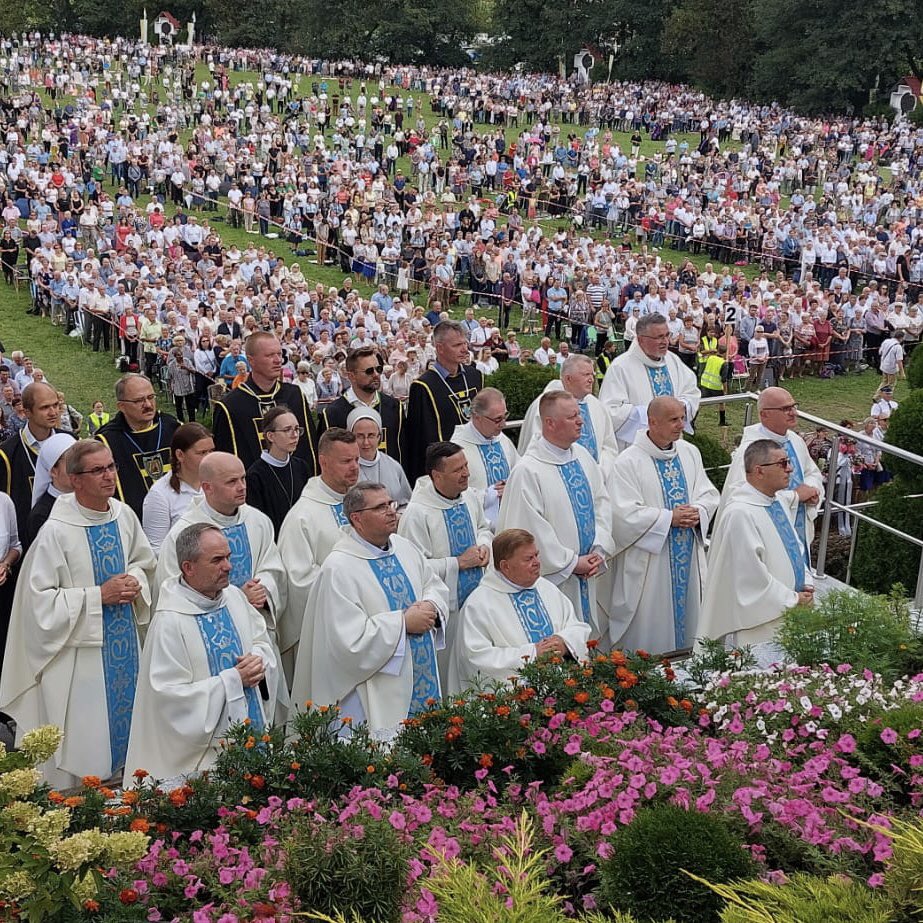 StanislawBudzik's tweet photo. 45. rocznica koronacji figury Matki Bożej Kębelskiej zgromadziła w Wąwolnicy tysiące wiernych. Eucharystii przewodniczył bp Stanisław Dowlaszewicz z Boliwii. https://t.co/8uaDyPY6Bu