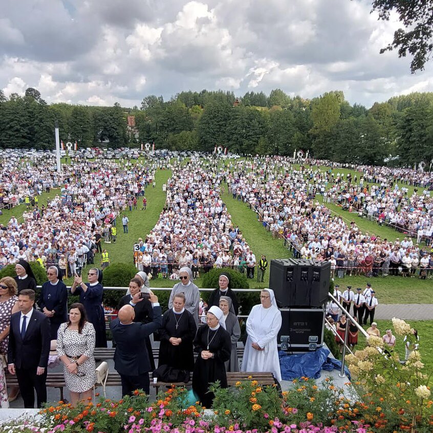 45. rocznica koronacji figury Matki Bożej Kębelskiej zgromadziła w Wąwolnicy tysiące wiernych. Eucharystii przewodniczył bp Stanisław Dowlaszewicz z Boliwii.