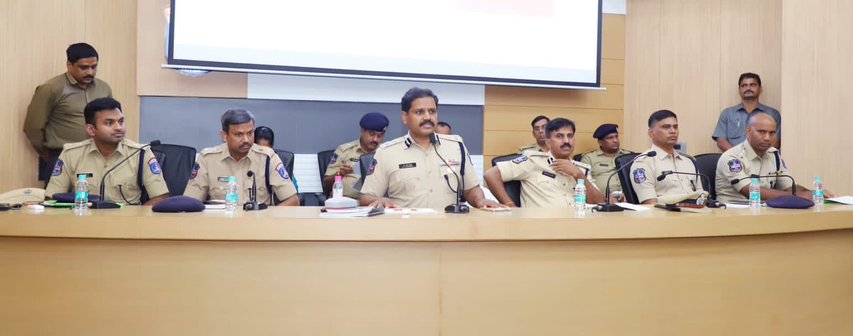 cyberabadpolice's tweet photo. రాష్ట్రంలో రానున్న ఎన్నికల నేపథ్యంలో ఎన్నికల బందోబస్తు నిర్వహణ, ప్రజలు తమ ఓటు హక్కును వినియోగించేలా వారికి తగిన భద్రత కల్పించే ఏర్పాట్ల గురించి సైబరాబాద్ సిపి శ్రీ స్టీఫెన్ రవీంద్ర పోలీస్ సిబ్బందితో సమీక్ష సమావేశం నిర్వహించారు. https://t.co/n9i3g4JbZZ