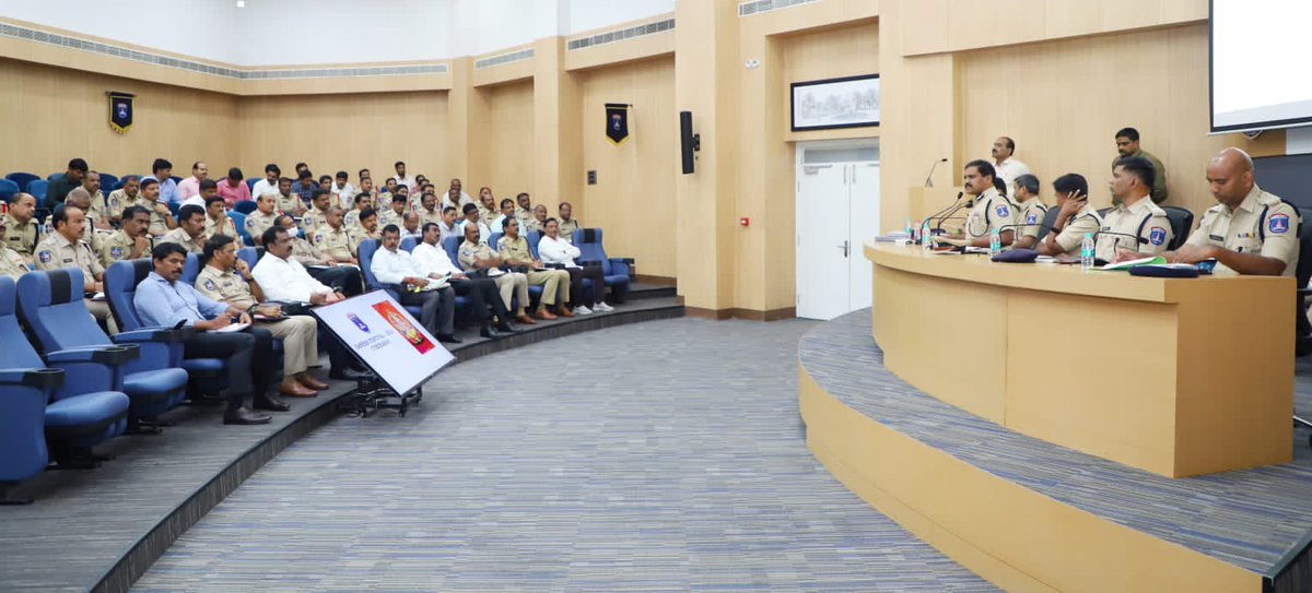 cyberabadpolice's tweet photo. రాష్ట్రంలో రానున్న ఎన్నికల నేపథ్యంలో ఎన్నికల బందోబస్తు నిర్వహణ, ప్రజలు తమ ఓటు హక్కును వినియోగించేలా వారికి తగిన భద్రత కల్పించే ఏర్పాట్ల గురించి సైబరాబాద్ సిపి శ్రీ స్టీఫెన్ రవీంద్ర పోలీస్ సిబ్బందితో సమీక్ష సమావేశం నిర్వహించారు. https://t.co/n9i3g4JbZZ