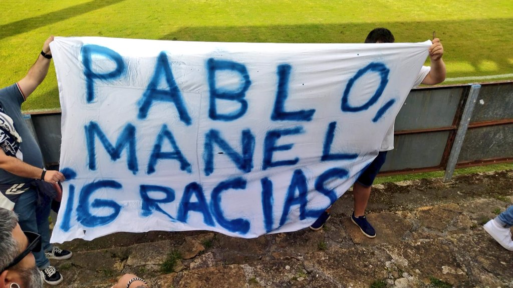 SD_Compostela's tweet photo. 👏 Grazas á afección do @MarinoLuanco polo detalle ao noso adestrador e preparador físico!!! 

🙌 Moita sorte para a tempada, @MarinoLuanco! Vémonos na volta!!!

🩵🤍 Grazas tamén aos/as nos@s afeccionad@s, que nos acompañaron unha vez máis en Asturias!!!

#MarinoCompos https://t.co/Flemz0ah37