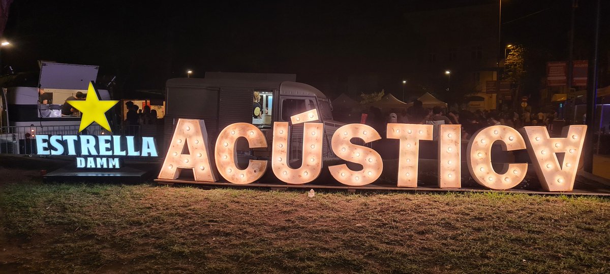 RamonetCos's tweet photo. Gràcies @fest_acustica per tornar a fer-nos gaudir altre cop de la #música #festa #ballar #cantar #menjar I #beure de la nostra ciutat #Figueres https://t.co/o4Yg4R1rE7