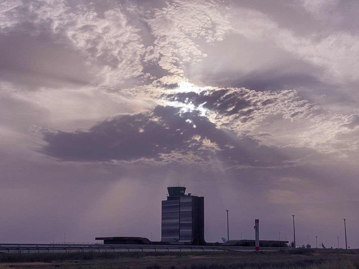 isa_bel_ramirez's tweet image. Per acomiadar el dia cel de película a l’aeroport d’alguaire #lleida #lleidatanament #comparteixlleida
