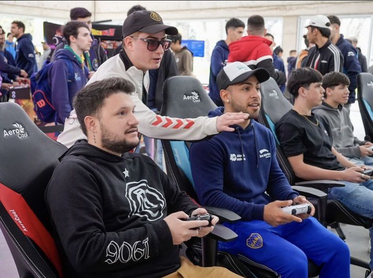 ChacaeSports's tweet photo. FELICITACIONES AL GANADOR 🥇 

En un torneo organizado por la Municipalidad de San Martín realizado por Chaca eSports.

Fue un día productivo , queremos  agradecer a nuestros sponsors, a todo el personal que trabajó para que los chicos jueguen, mucha gente vino y disfrutaron 🤟🏼 https://t.co/rRPdNNBQKF