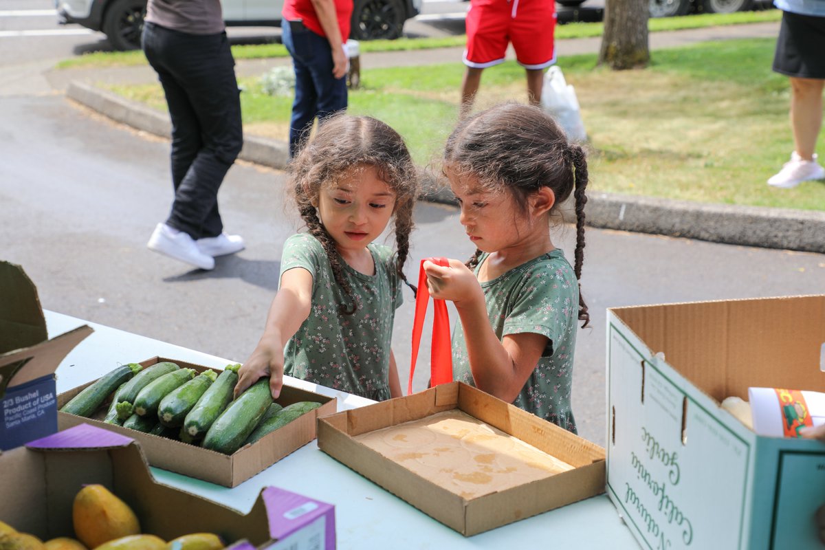 PDXKidsLevy's tweet photo. This #HungerActionMonth, we thank the many volunteers like Maxi Hernandez who work to end hunger in our community. Maxi has been a volunteer for more than 5 years at the @mfspdx  food pantry at Parklane Elementary School, where her son, 8, and daughter, 6, attend school. https://t.co/2kQ3WfdXVI