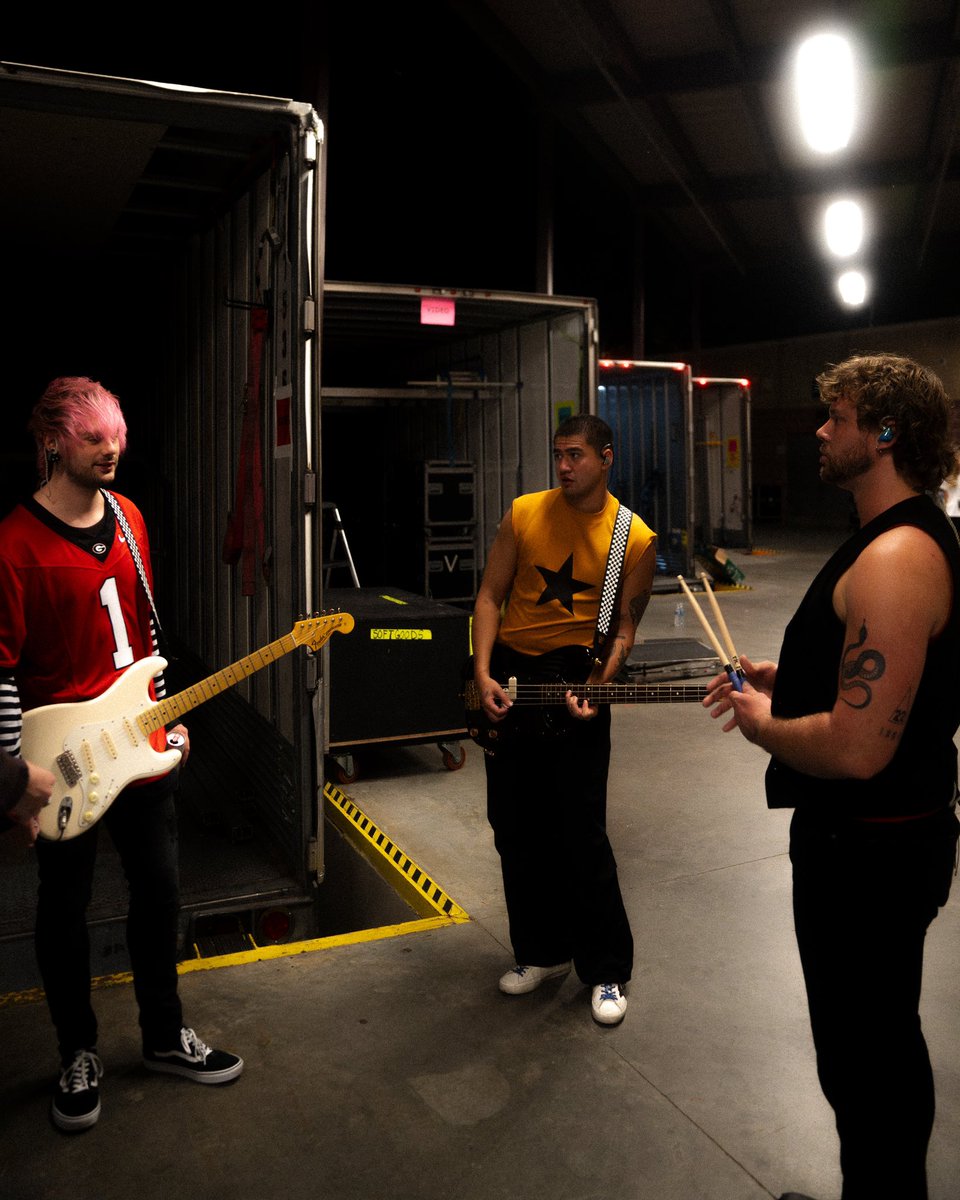 5SOS's tweet photo. Atlanta and Nashville, such a warm welcome. We’ll see you again :) https://t.co/5oamOgOn4R