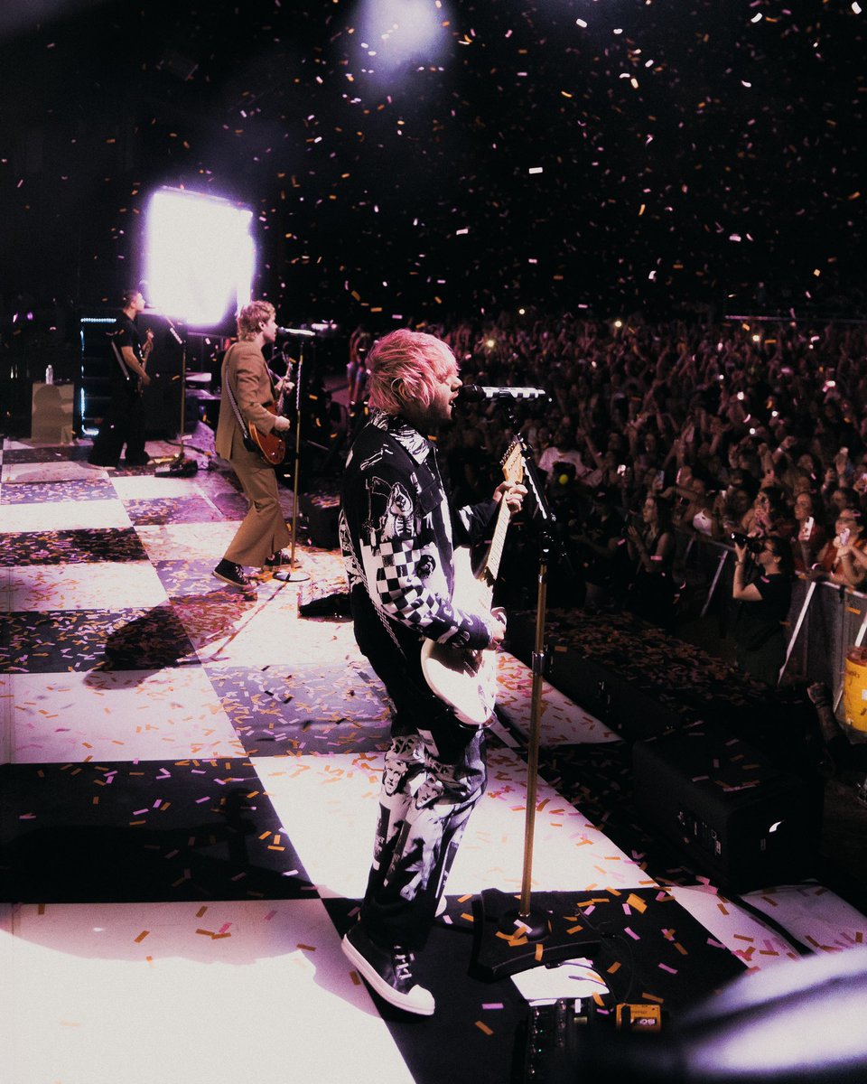 5SOS's tweet photo. Atlanta and Nashville, such a warm welcome. We’ll see you again :) https://t.co/5oamOgOn4R
