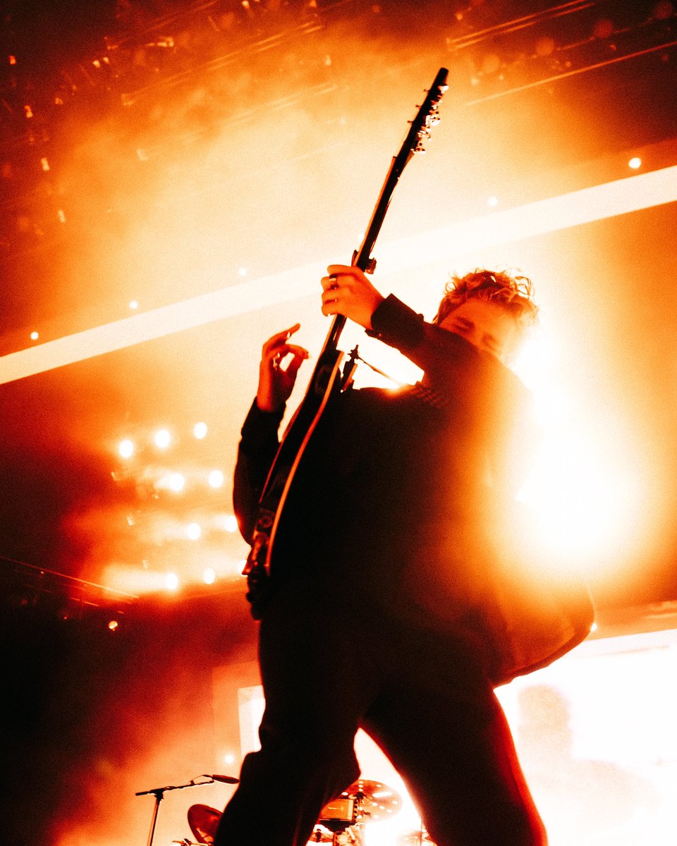 5SOS's tweet photo. Atlanta and Nashville, such a warm welcome. We’ll see you again :) https://t.co/5oamOgOn4R