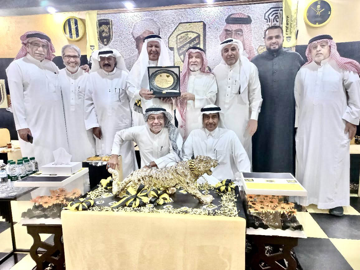 AlsaeedTariq's tweet photo. أجيال الاتحاد يكرمون المكوار https://t.co/purv34FjRm https://t.co/gEmaCpgIlU