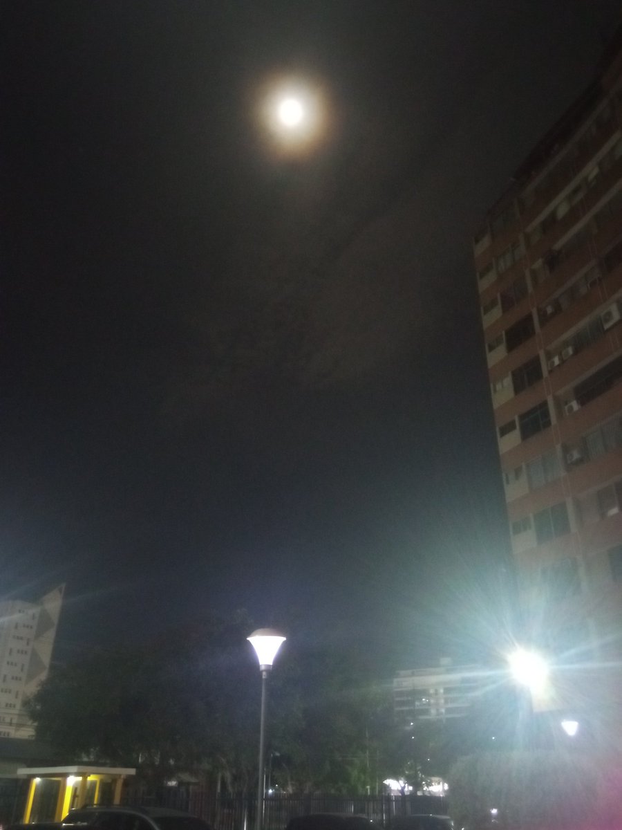 AlbertPottes's tweet photo. Cómo me hubiera gustado ver la #LunaAzul y como mi celular pudo #fotografiarla 😑, pero igual la disfrute 🤘☺️ #SuperLunaAzul ☁️🌕☁️ https://t.co/v1FGcNorpc