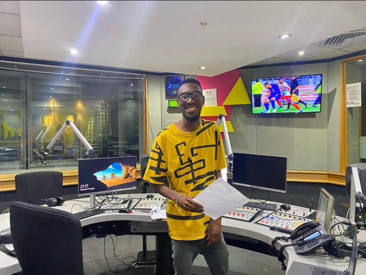 Munghana's tweet photo. [Emoyeni]#CampusConnection na @GivenMabunda_  hi vuhumelerisi bya @Ericncindhani 
⏲️22:00- 12:00
📻89.4-103.4 MHz  
📡Dstv Channel 810
 📱065 744 3911  
🌐https://t.co/fgQ1t3ZxCV
#makombandlela https://t.co/36Ll1inpzR