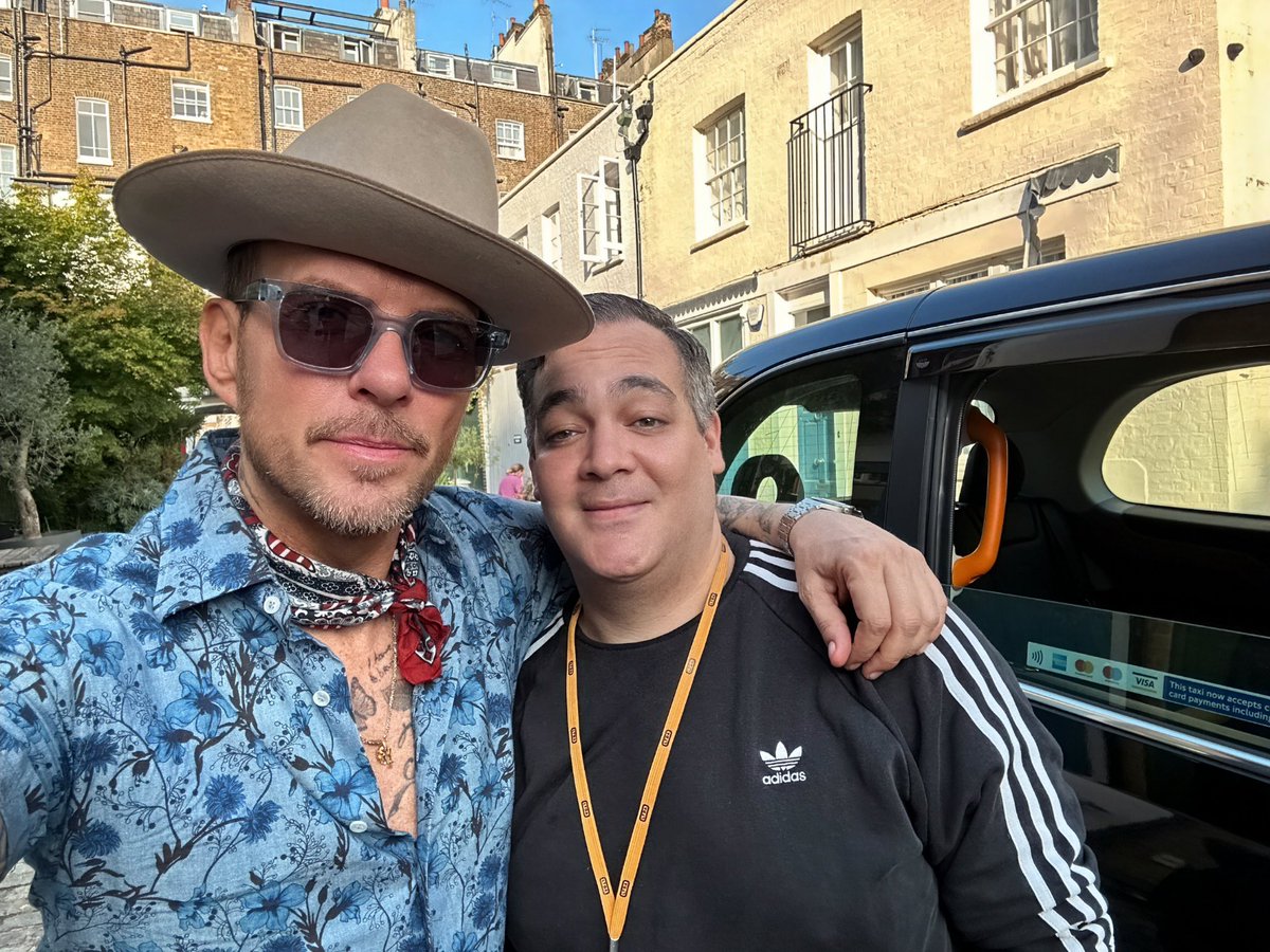 Top fella Matt Goss ‘Bros’ had a lovely chat Said “us London Cabbies are amazing at what we do and we work very hard to become one”👊🏼👊🏼#londonsfinest #uktalent BL 🍀