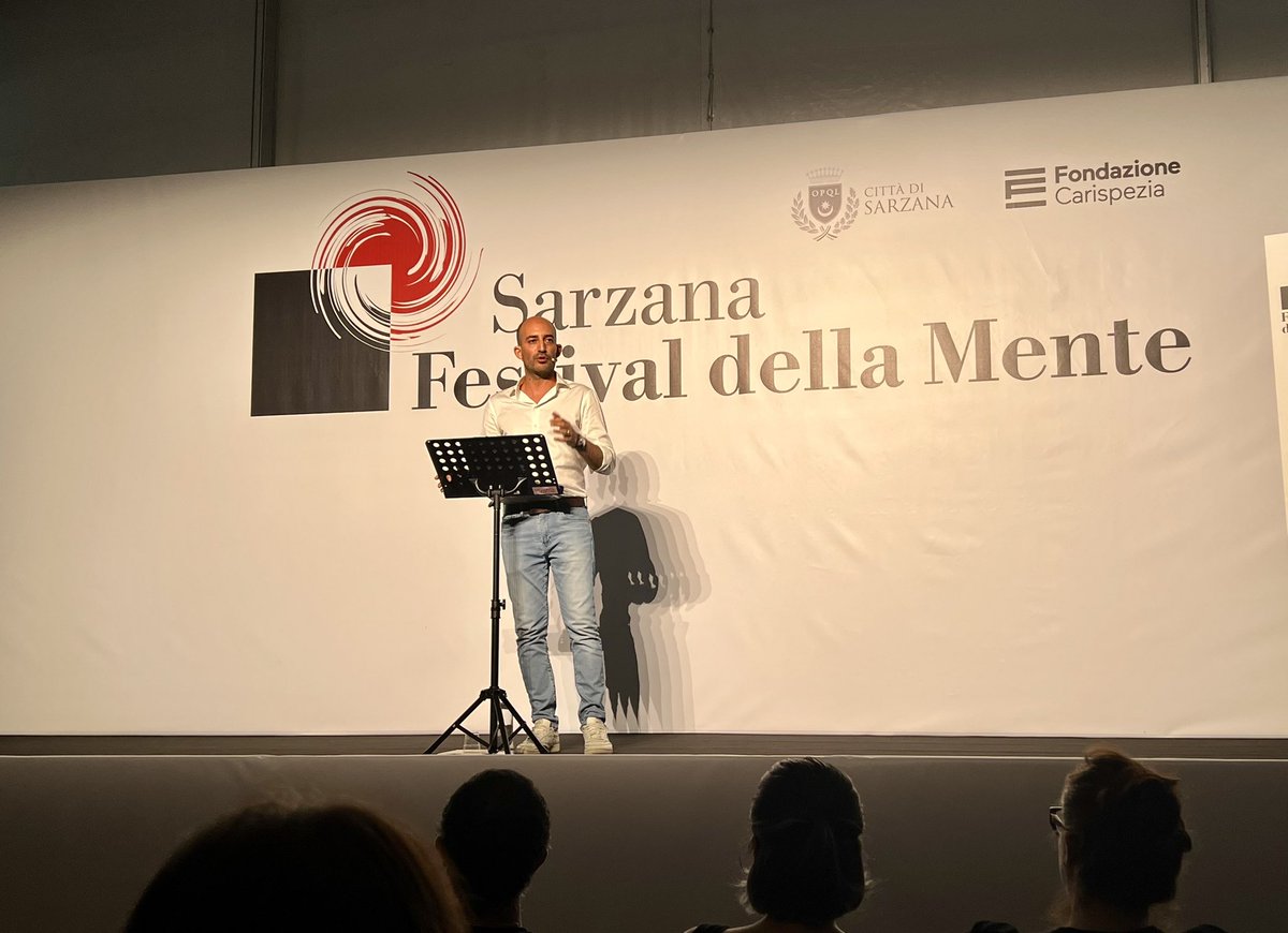 Al @FestdellaMente con @francescocosta “Informarsi meravigliosamente”. Ecco i suoi consigli per informarsi: 1) Cominciare ad informarsi; 2) Farlo diventare un rito; 3) Intenzionalità; 4) essere sempre curiosi; 

#fdm23 #festivaldellamente #sarzana #cultura @FondCarispezia