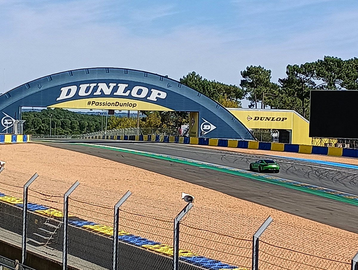 naferlu_'s tweet photo. Visitando el arco Dunlop en #lemans #quepasada #comosuenanloscoches #yquecalor #vacaciones https://t.co/nBhynRiHvw