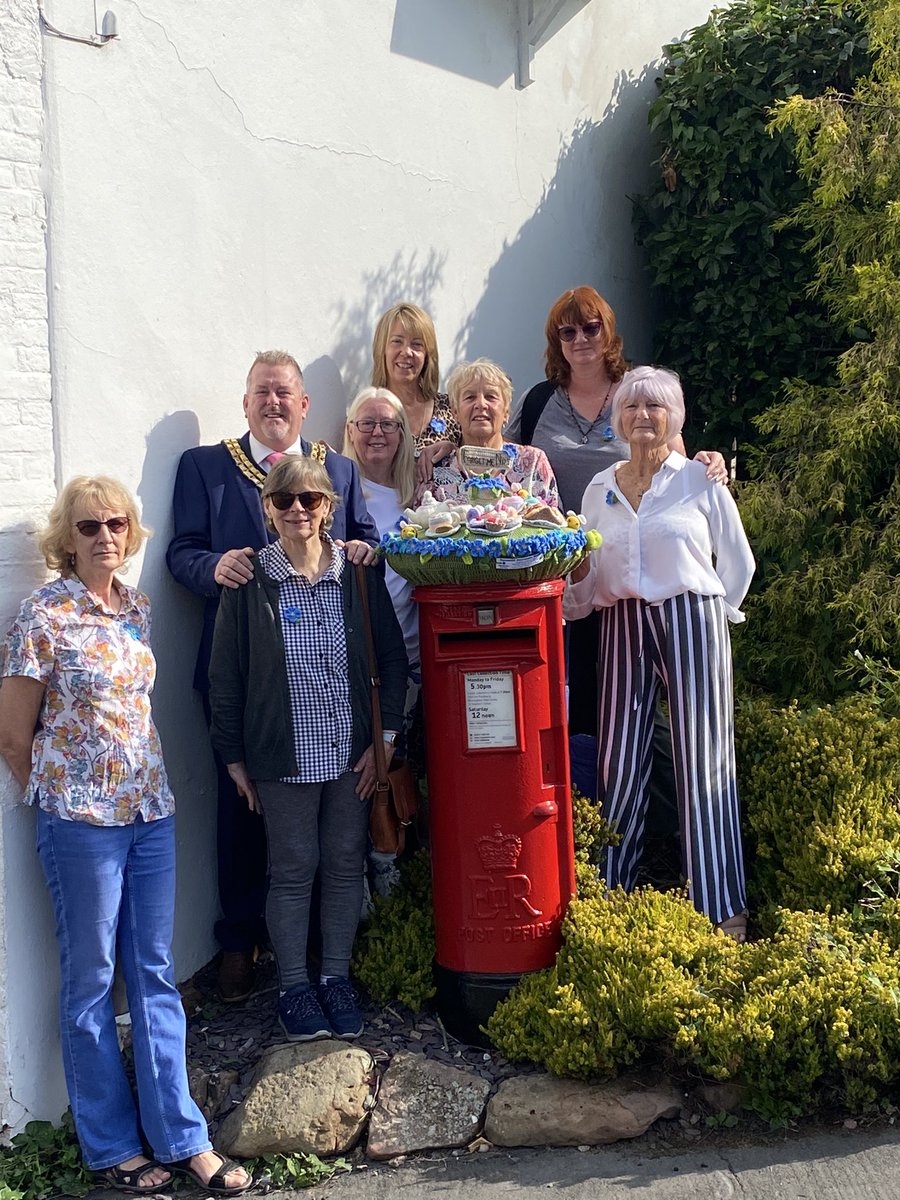 TwinRiversWI's tweet photo. Another amazing topper put out today in #Coleshill celebrating #DementiaAwareness month - we have some very talented ladies! https://t.co/leZRNqzszR